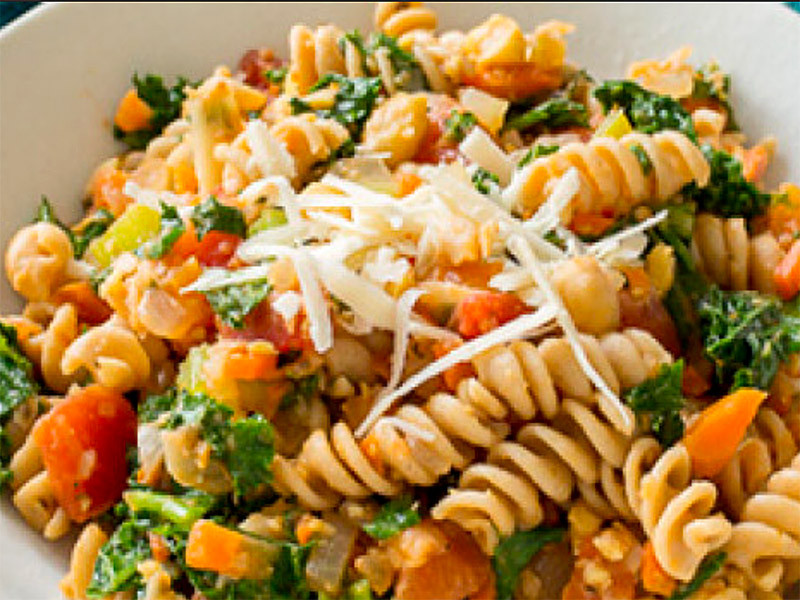 Pasta with Chickpeas, Tomato, and Spinach 